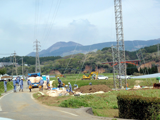 仮ルートに建設した送電用鉄柱